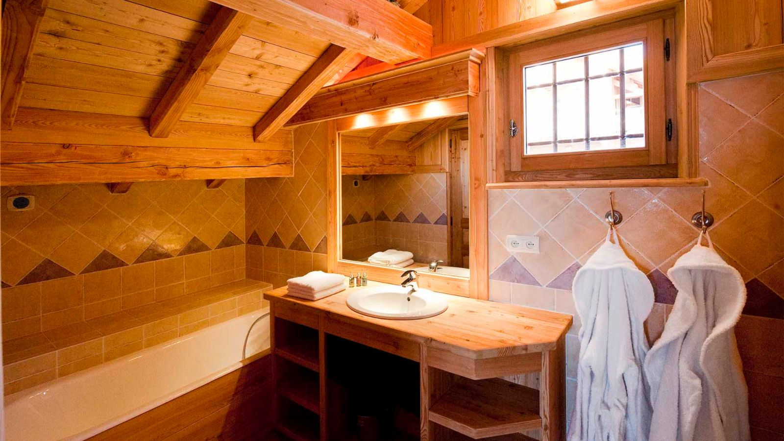 luxury-ski-chalet-alpe-dhuez-maison-oxford-ski-bathroom (1).jpg