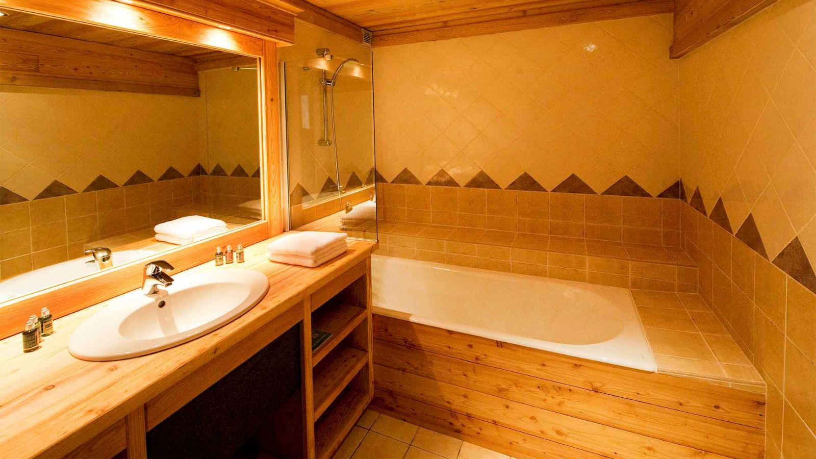 luxury-ski-chalet-alpe-dhuez-maison-oxford-ski-bathroom (2).jpg