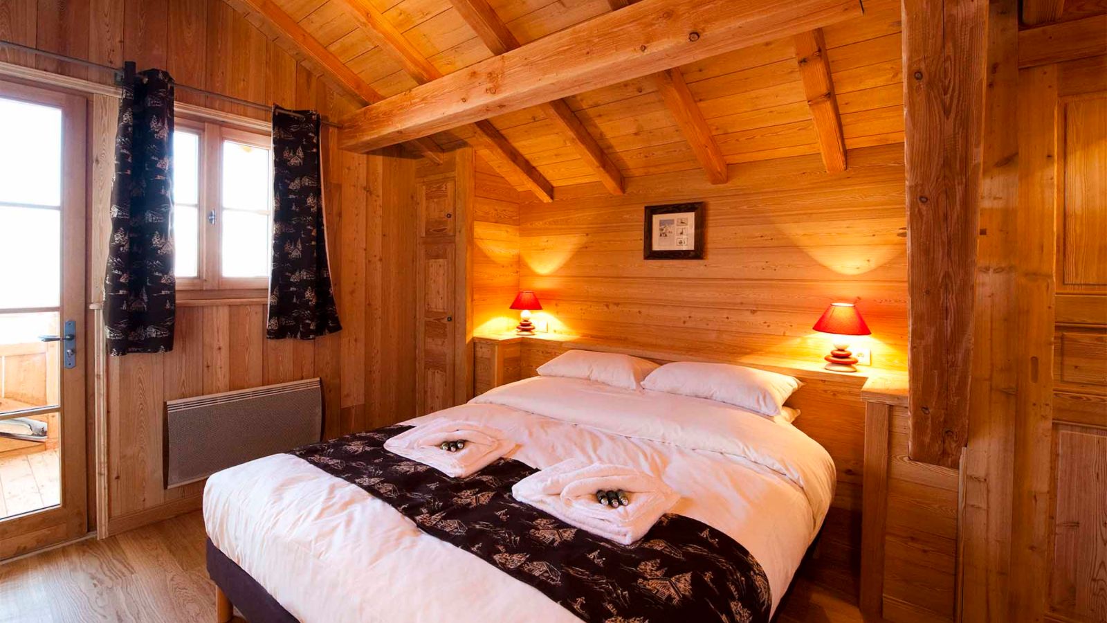 luxury-ski-chalet-alpe-dhuez-maison-oxford-ski-bedroom (1).jpg