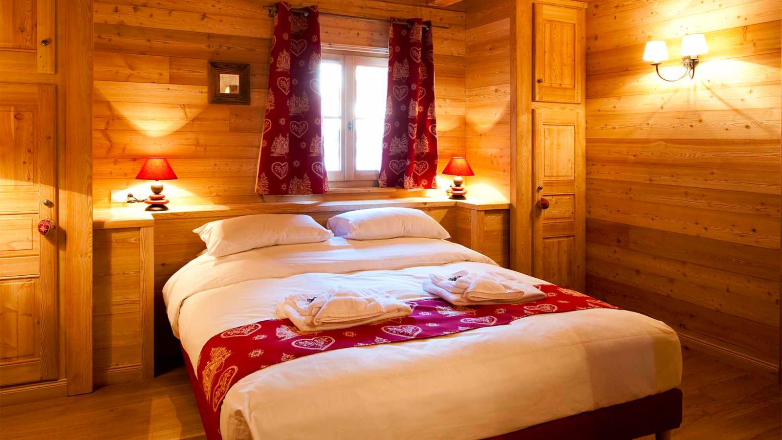 luxury-ski-chalet-alpe-dhuez-maison-oxford-ski-bedroom (2).jpg