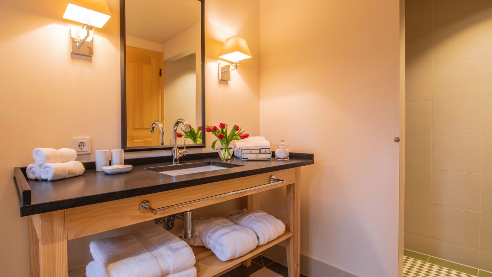 luxury-ski-chalet-stanton-griffin-oxford-ski-bathroom (2).jpeg