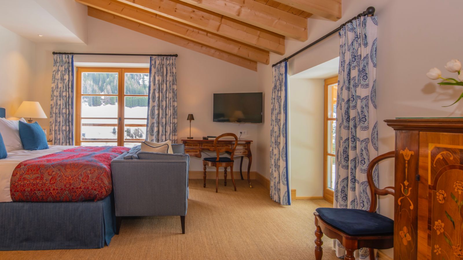 luxury-ski-chalet-stanton-griffin-oxford-ski-bedroom (1).jpeg