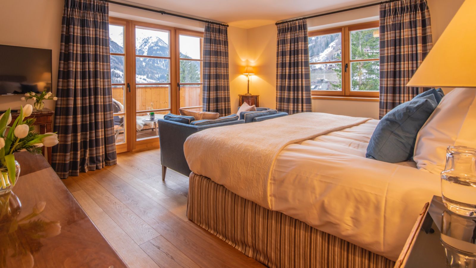 luxury-ski-chalet-stanton-griffin-oxford-ski-bedroom (4).jpeg