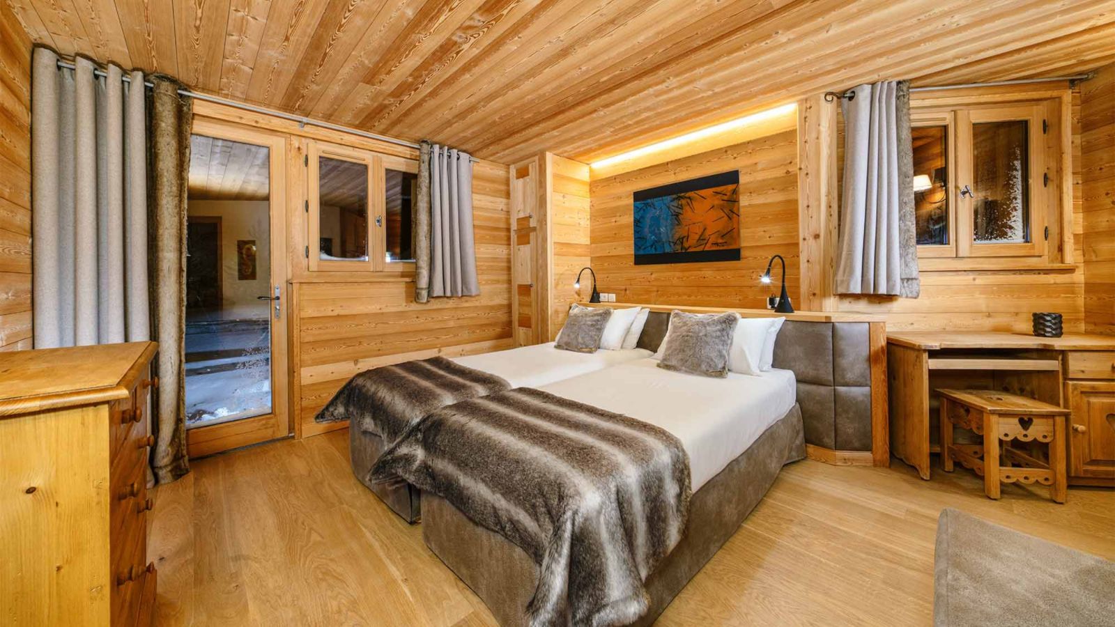luxury-ski-chalet-alpe-dhuez-ferme-oxford-ski-bedroom (2).jpg