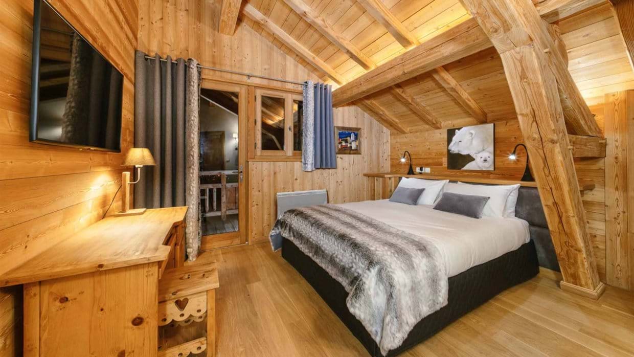 luxury-ski-chalet-alpe-dhuez-ferme-oxford-ski-bedroom (4).jpg