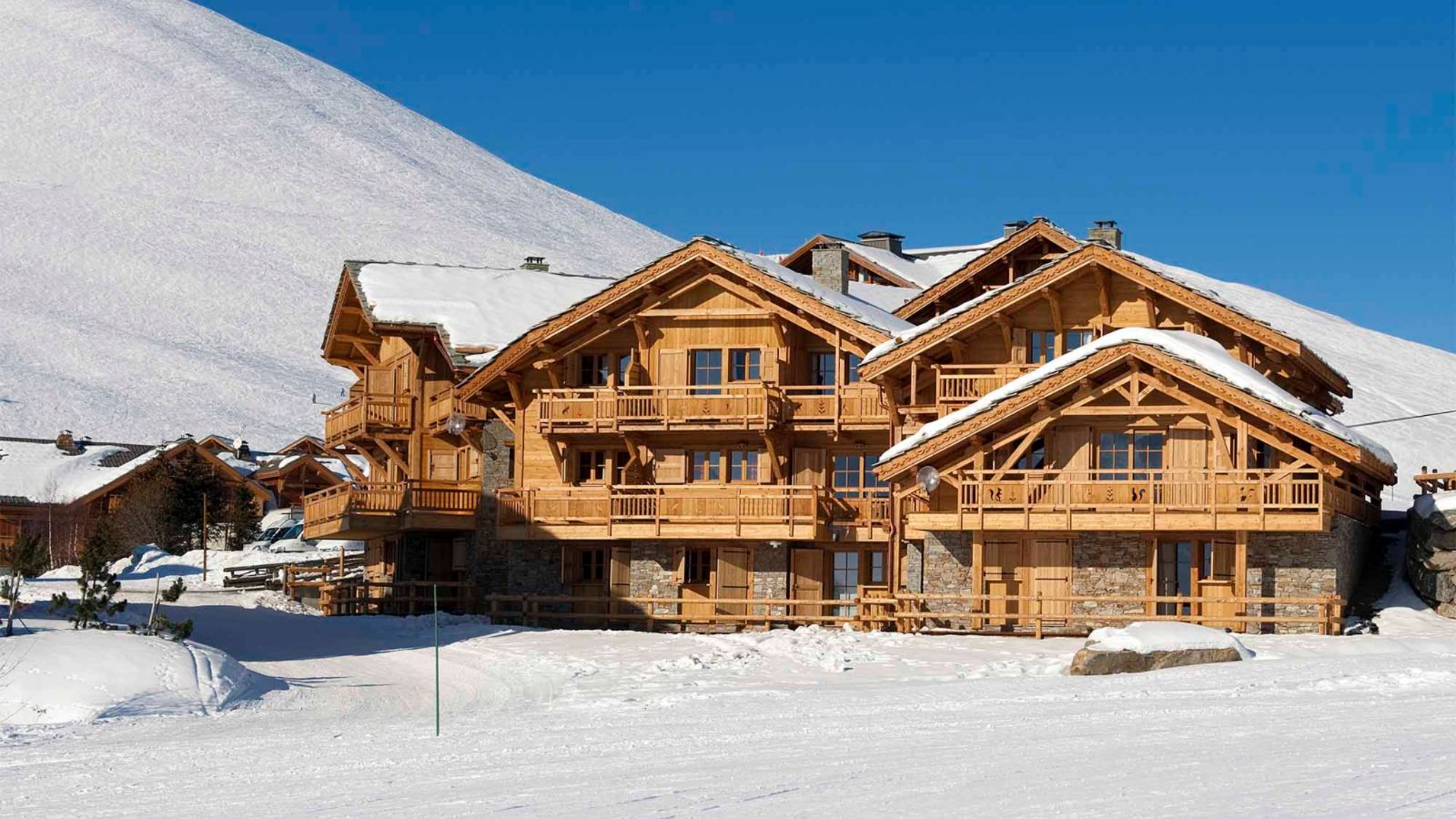 luxury-ski-chalet-alpe-dhuez-ferme-oxford-ski-exterior (5).jpg