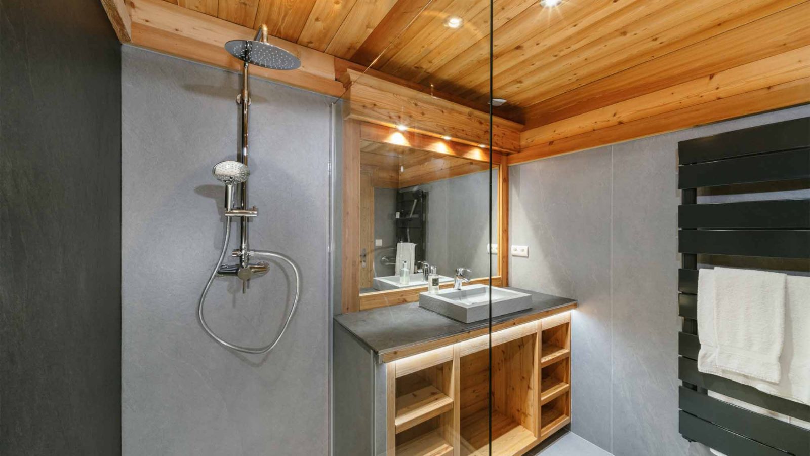 luxury-ski-chalet-alpe-dhuez-ferme-oxford-ski-bathroom (1).jpg