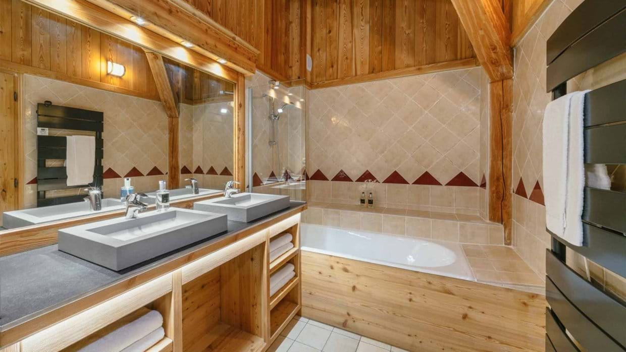 luxury-ski-chalet-alpe-dhuez-ferme-oxford-ski-bathroom (2).jpg
