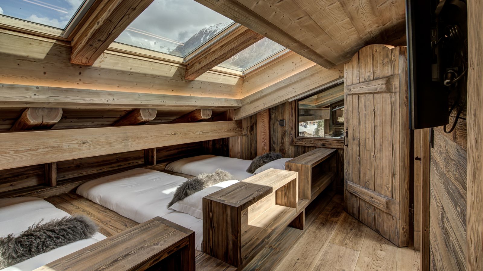 luxury-ski-chalet-chamonix-alaska-oxford-ski-triple (1).jpg