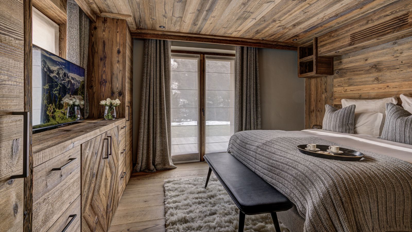 luxury-ski-chalet-chamonix-alaska-oxford-ski-bedroom (1).jpg