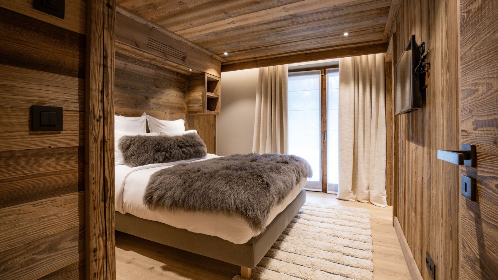 luxury-ski-chalet-chamonix-alaska-oxford-ski-bedroom (2).jpg