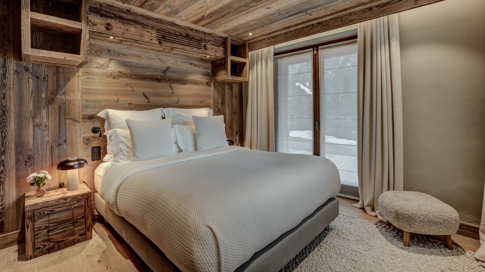 luxury-ski-chalet-chamonix-alaska-oxford-ski-bedroom (3).jpg