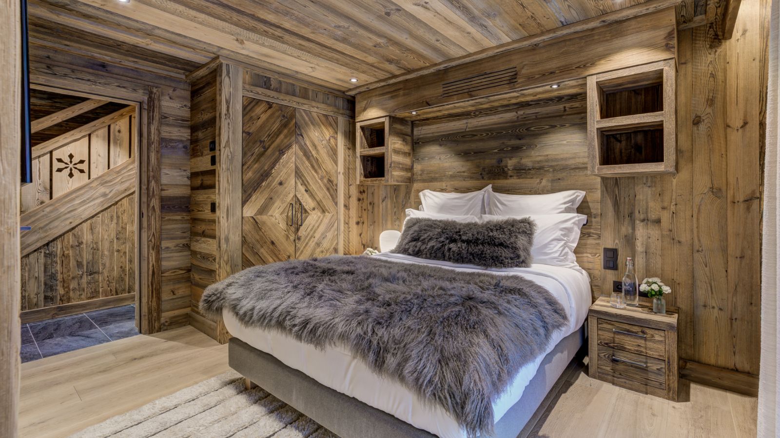 luxury-ski-chalet-chamonix-alaska-oxford-ski-bedroom (4).jpg