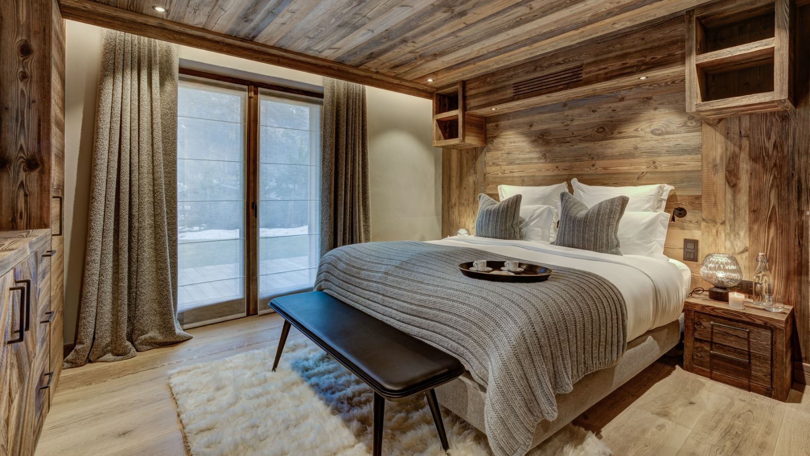 luxury-ski-chalet-chamonix-alaska-oxford-ski-bedroom (6).jpg