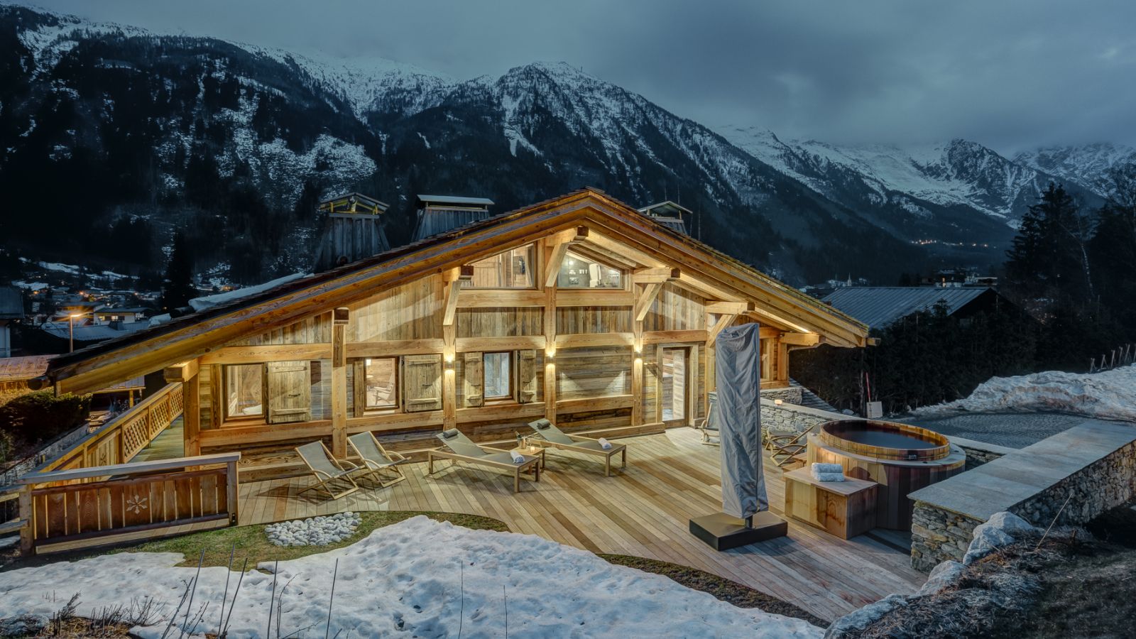 luxury-ski-chalet-chamonix-alaska-oxford-ski-exterior (2).jpg