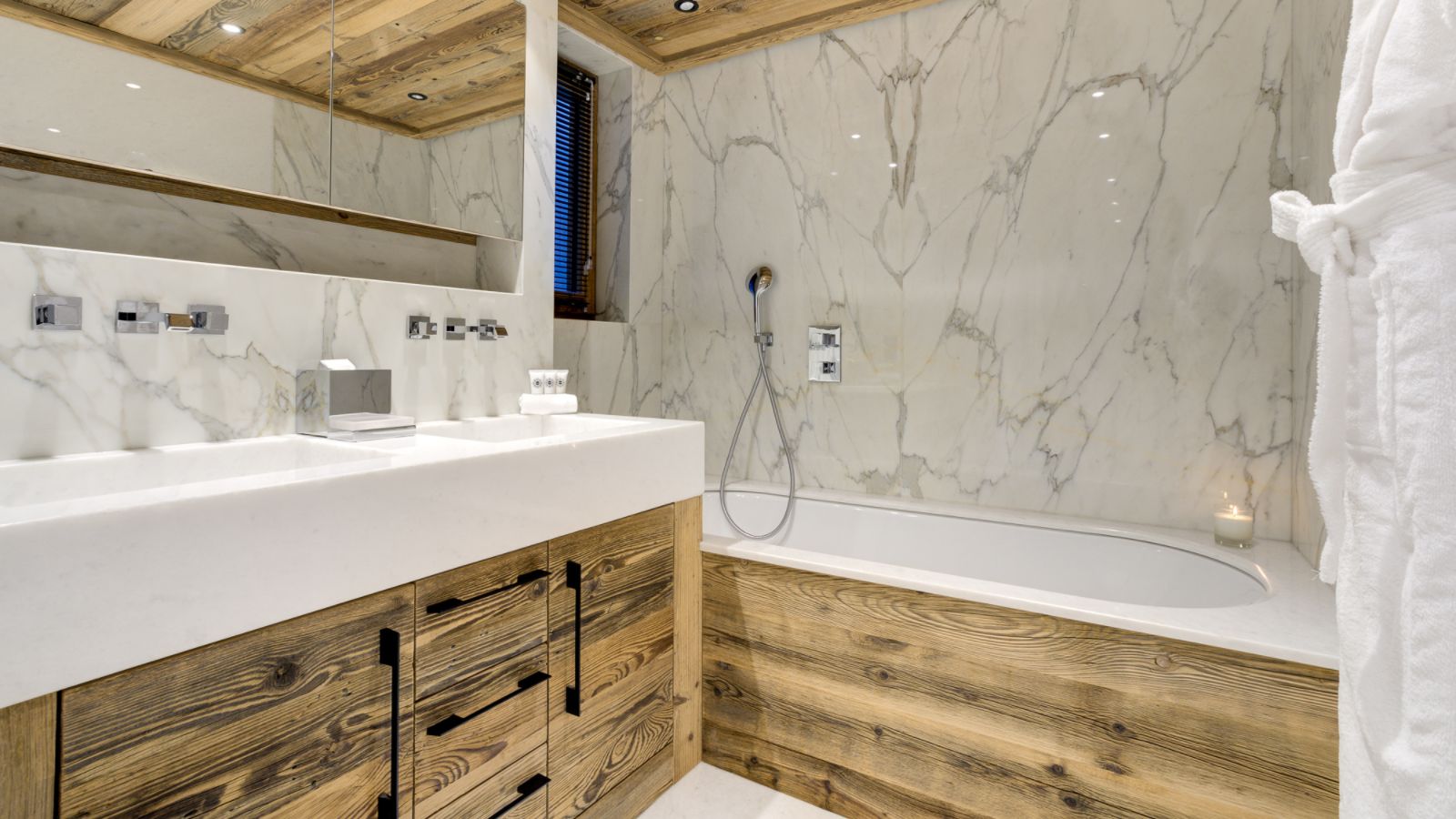 luxury-ski-chalet-chamonix-azurite-oxford-ski-ba (3).jpg