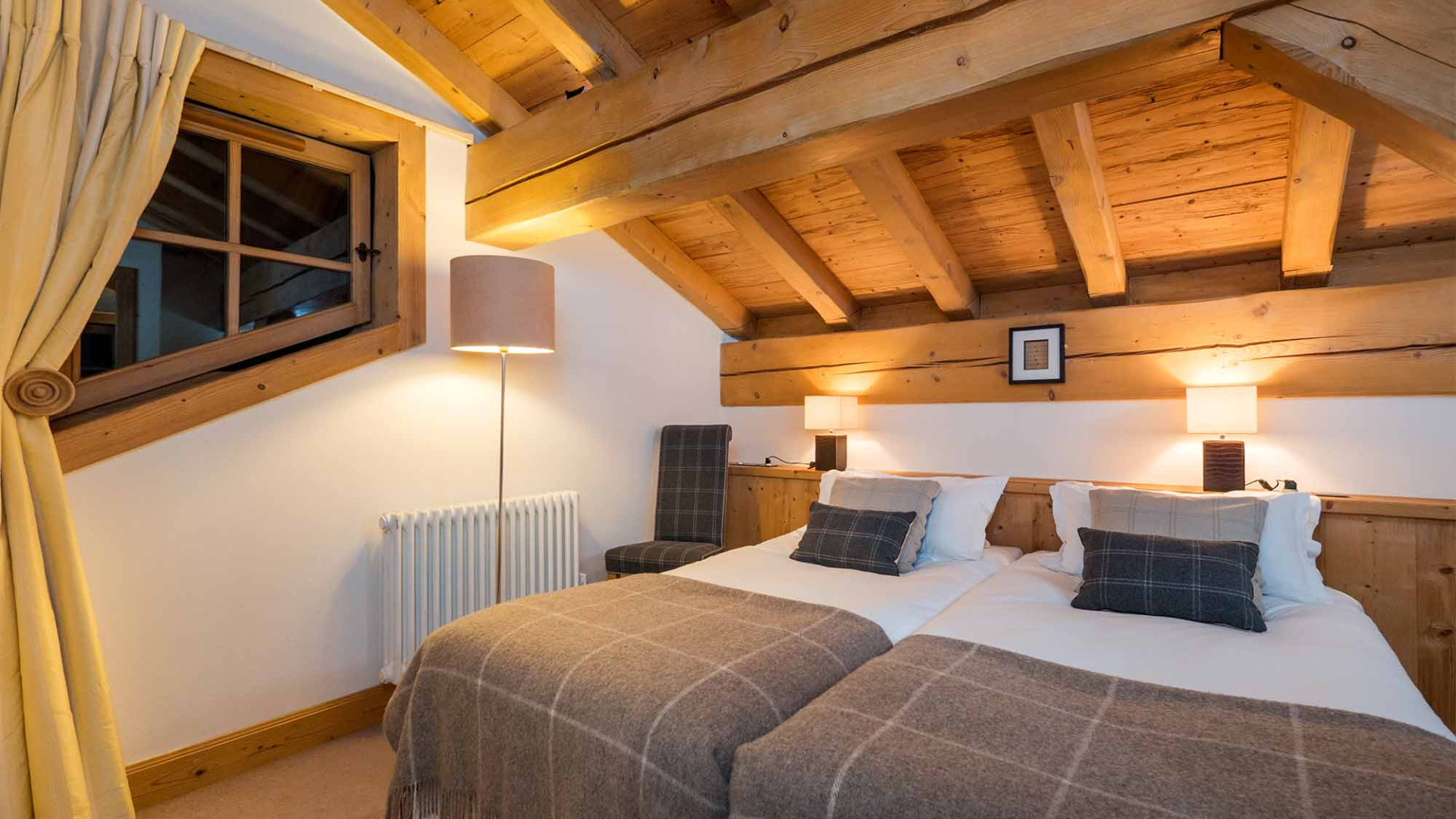 luxury-ski-chalet-val d'isere-chalet davos-oxford-ski-company-bedroom-4.jpg