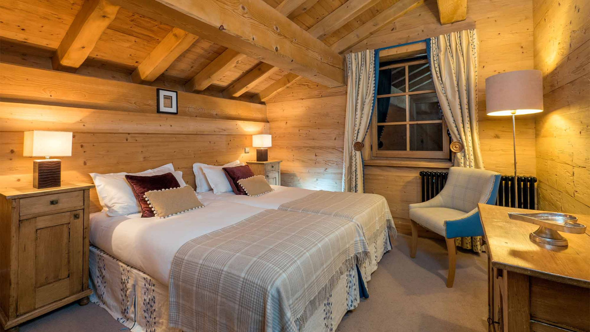 luxury-ski-chalet-val d'isere-chalet davos-oxford-ski-company-bedroom-5.jpg