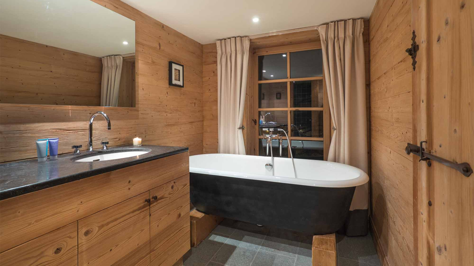 luxury-ski-chalet-val d'isere-chalet davos-oxford-ski-company-bathroom-4.jpg