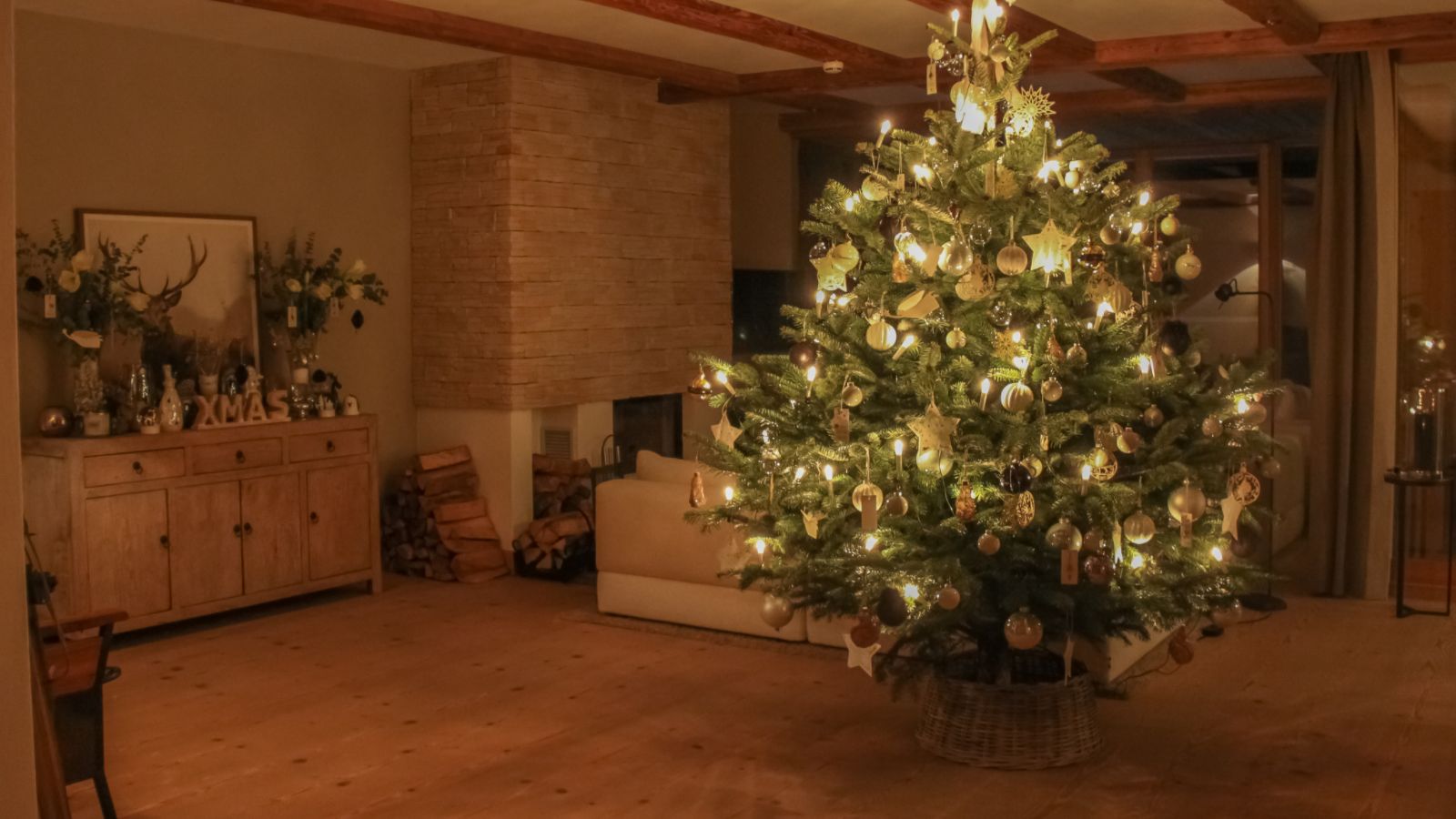 Luxury-ski-Hotel-Kitbuuhel-kempinski-oxford-ski-christmas tree.jpg