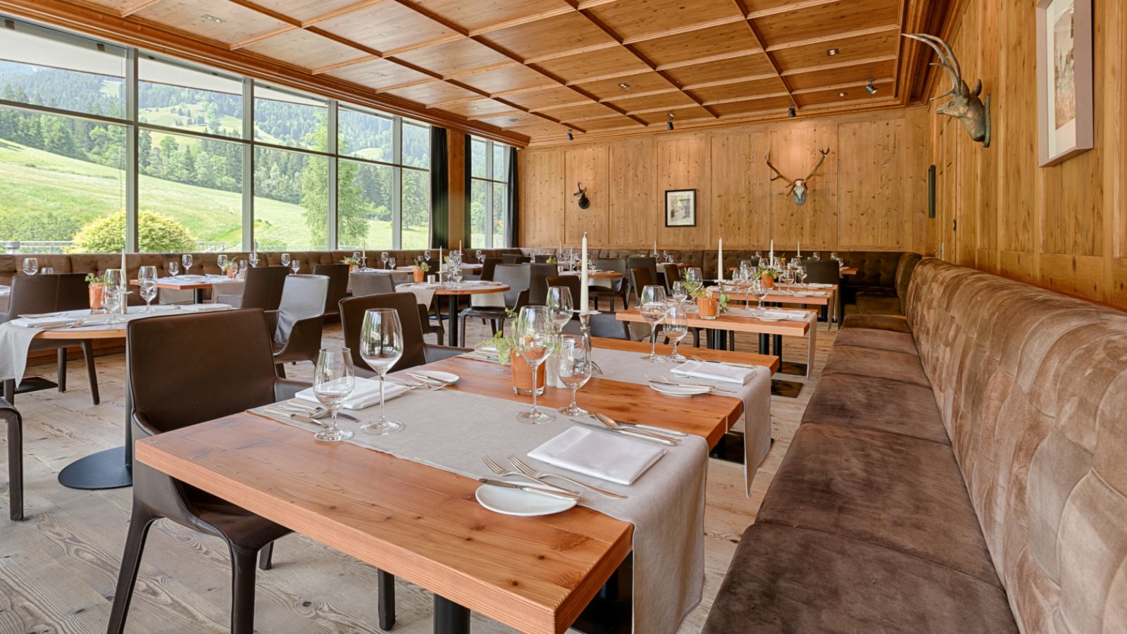 Luxury-ski-Hotel-Kitbuuhel-kempinski-oxford-ski-dining-table.jpg