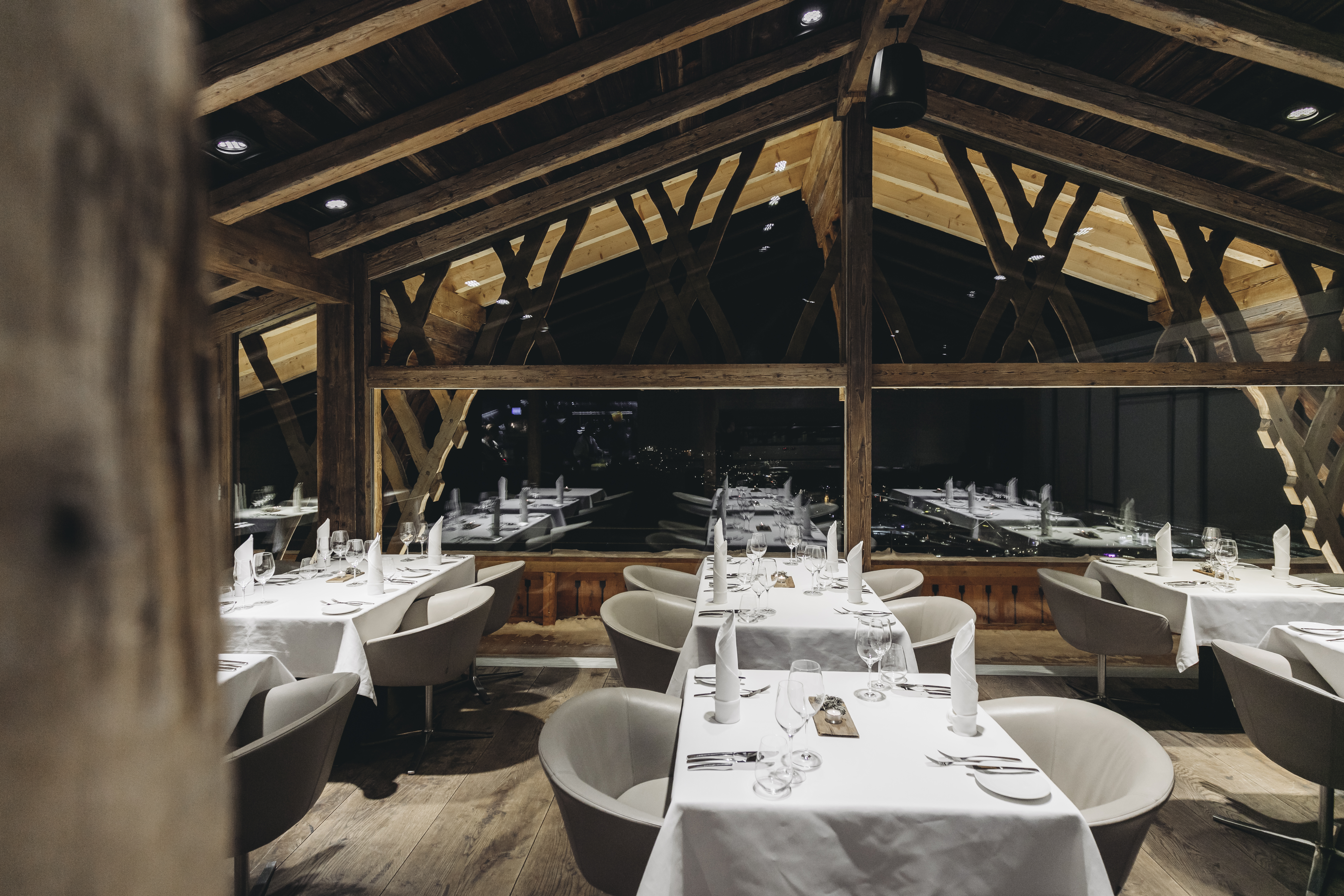 luxury-ski-Hotel-st-Anton-Das Mooser-oxford-ski-dining-dining-area 2.jpg