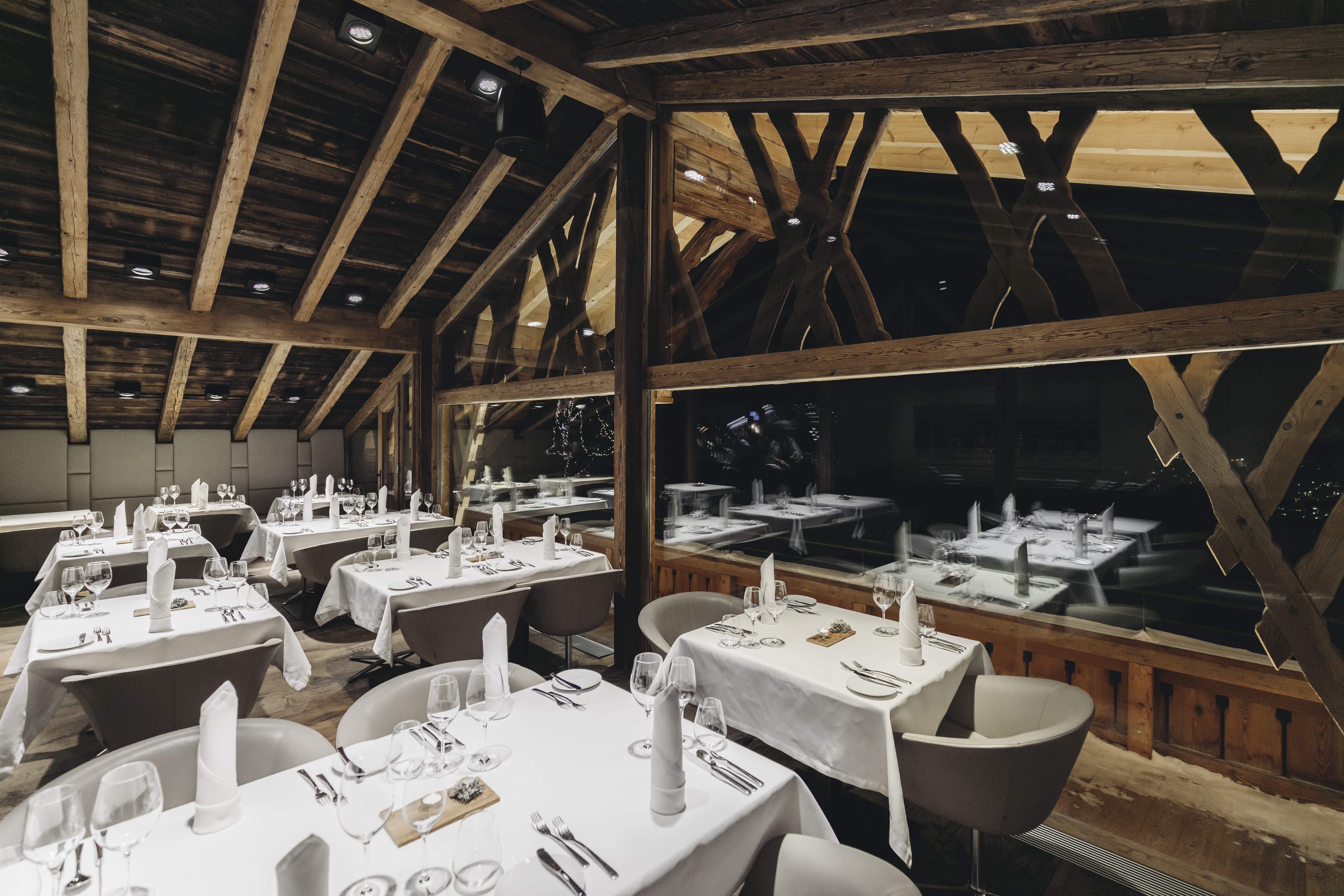 luxury-ski-Hotel-st-Anton-Das Mooser-oxford-ski-dining-room.jpg
