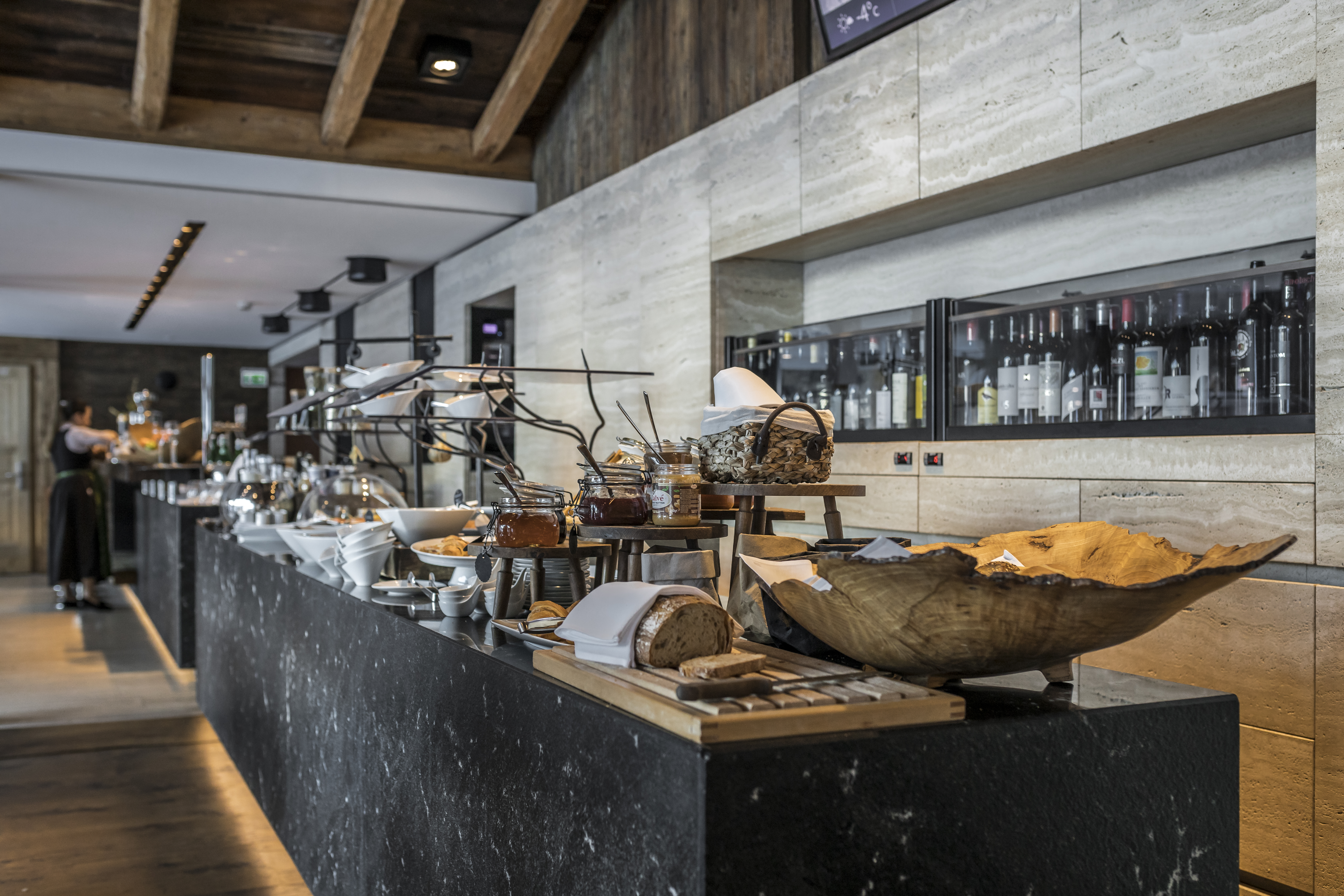 luxury-ski-Hotel-st-Anton-Das Mooser-oxford-ski-kitchen.jpg