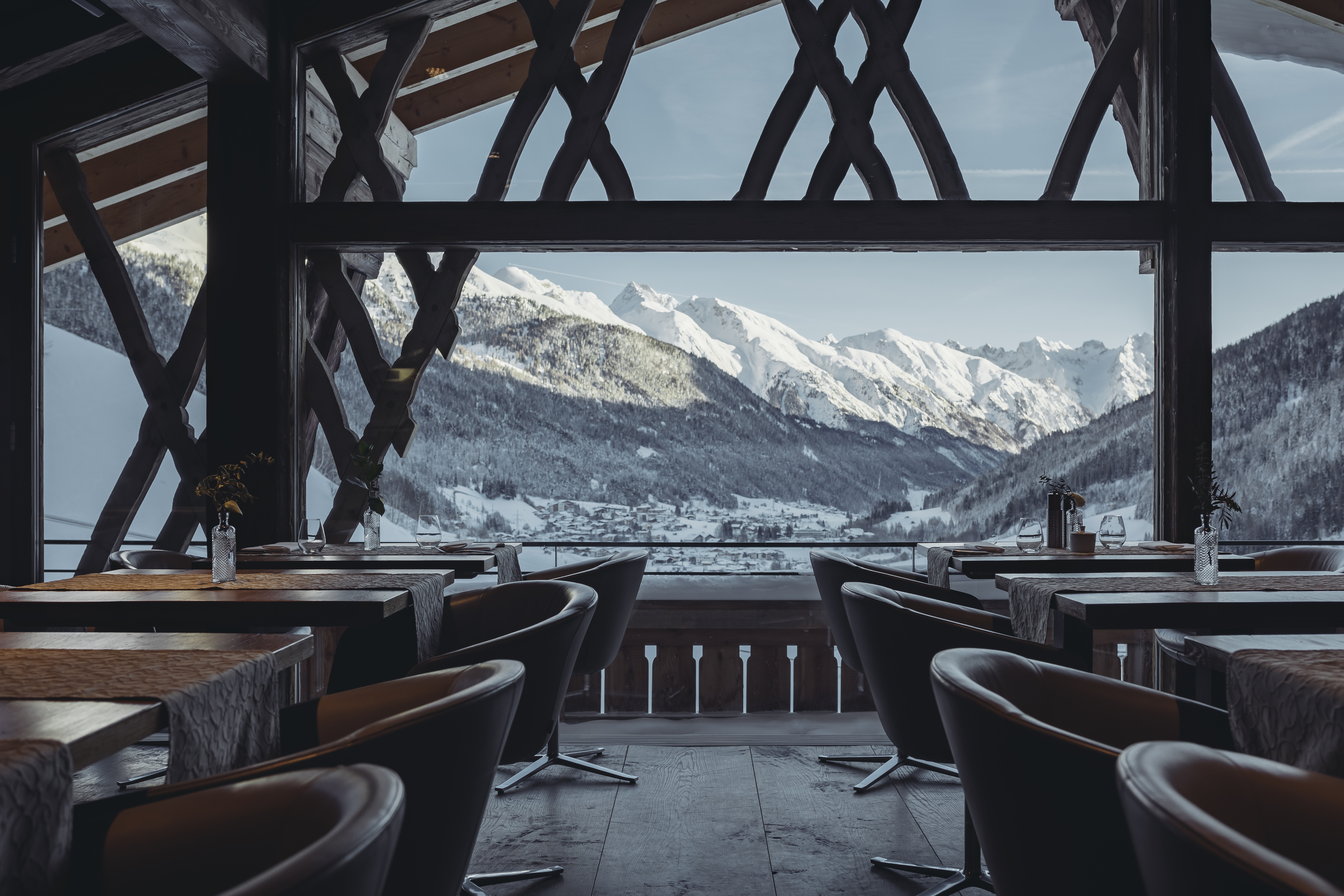luxury-ski-Hotel-st-Anton-Das Mooser-oxford-ski-out-side-seating.jpg