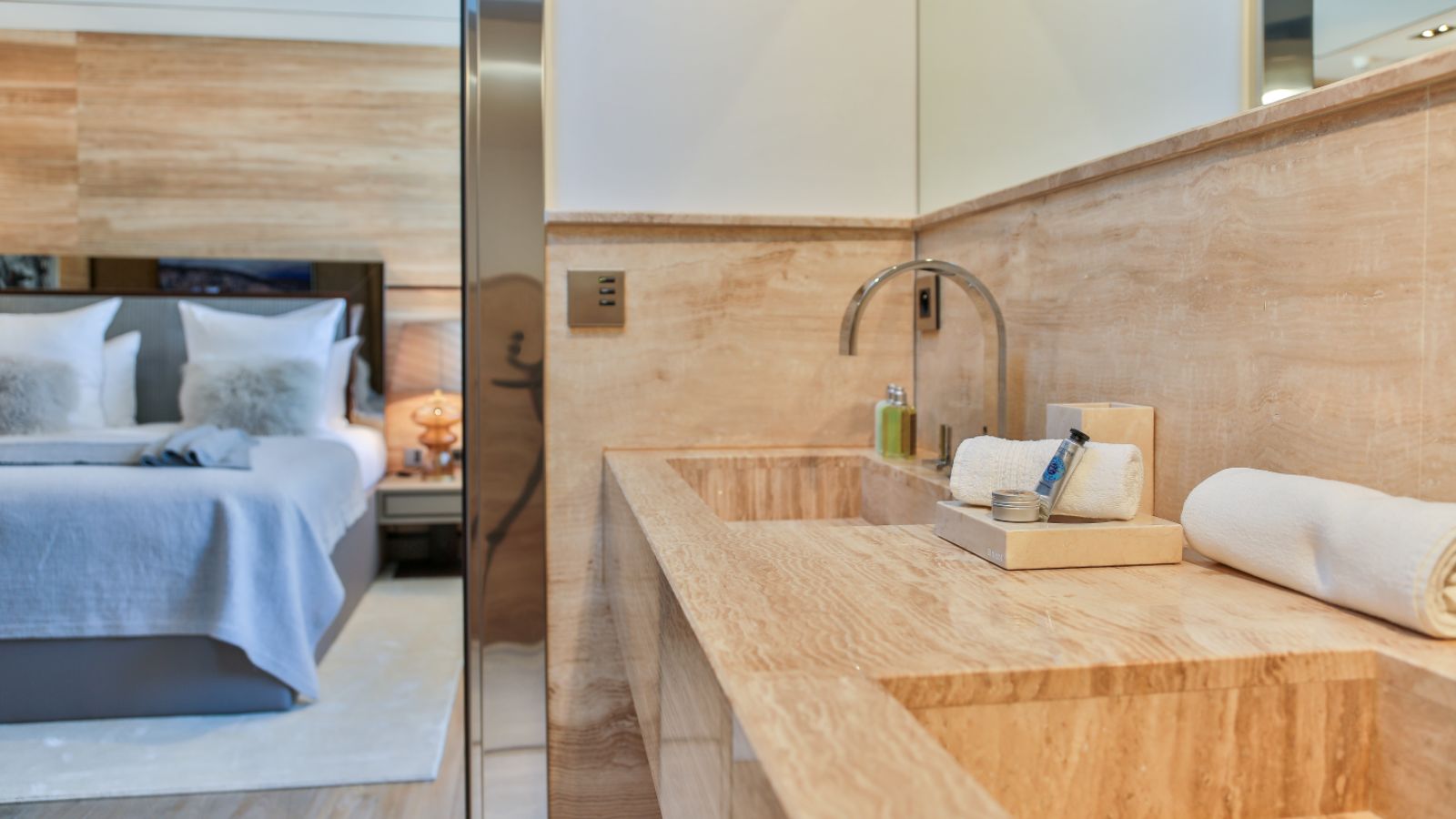 luxury-ski-chalet-megeve-alexandra-oxford-ski-bedroom (2).jpg