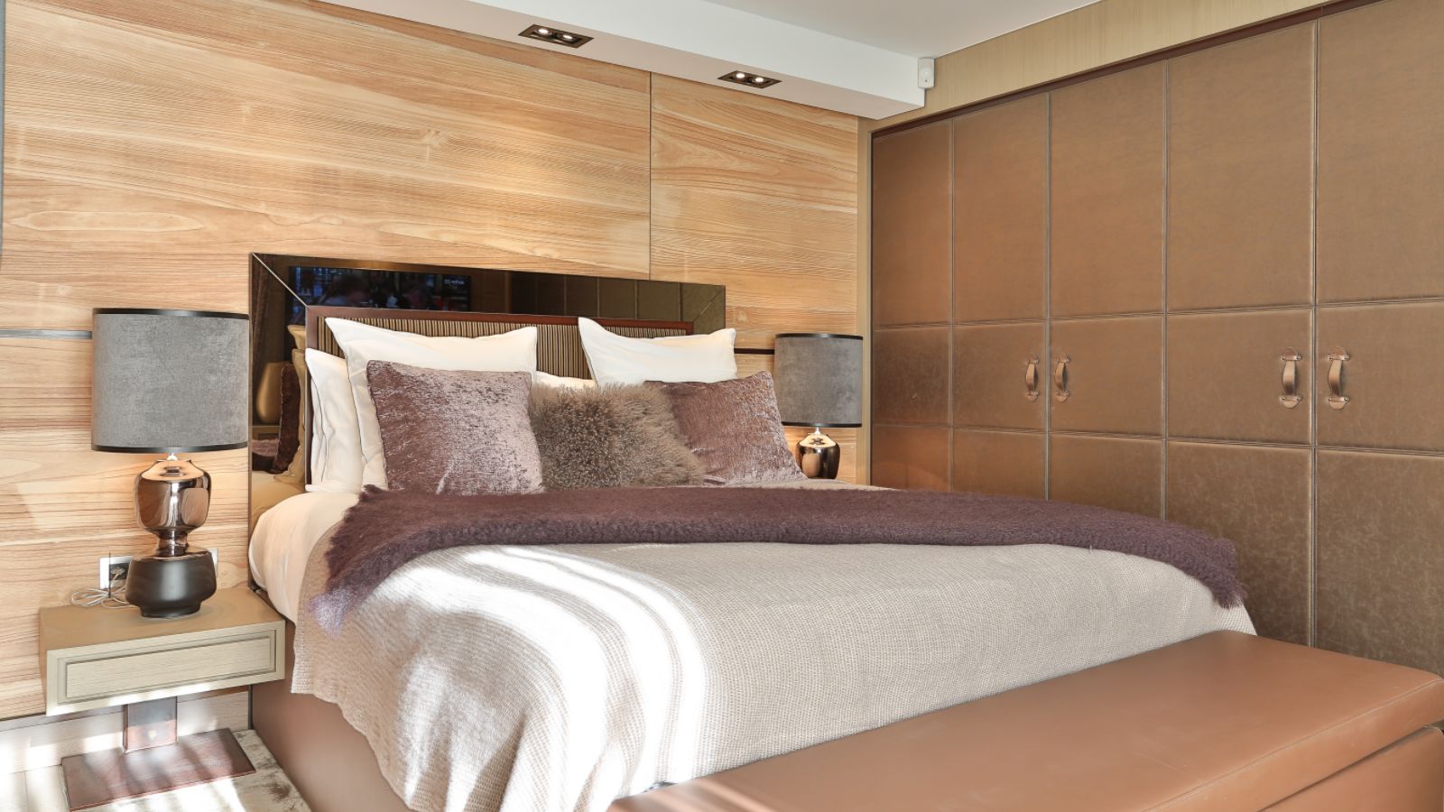 luxury-ski-chalet-megeve-alexandra-oxford-ski-bedroom (6).jpg