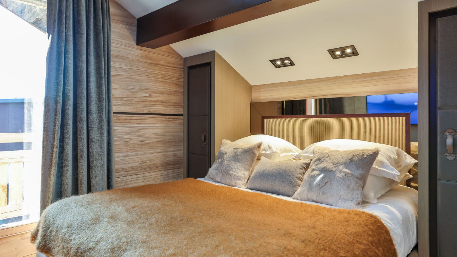 luxury-ski-chalet-megeve-alexandra-oxford-ski-bedroom2.jpg