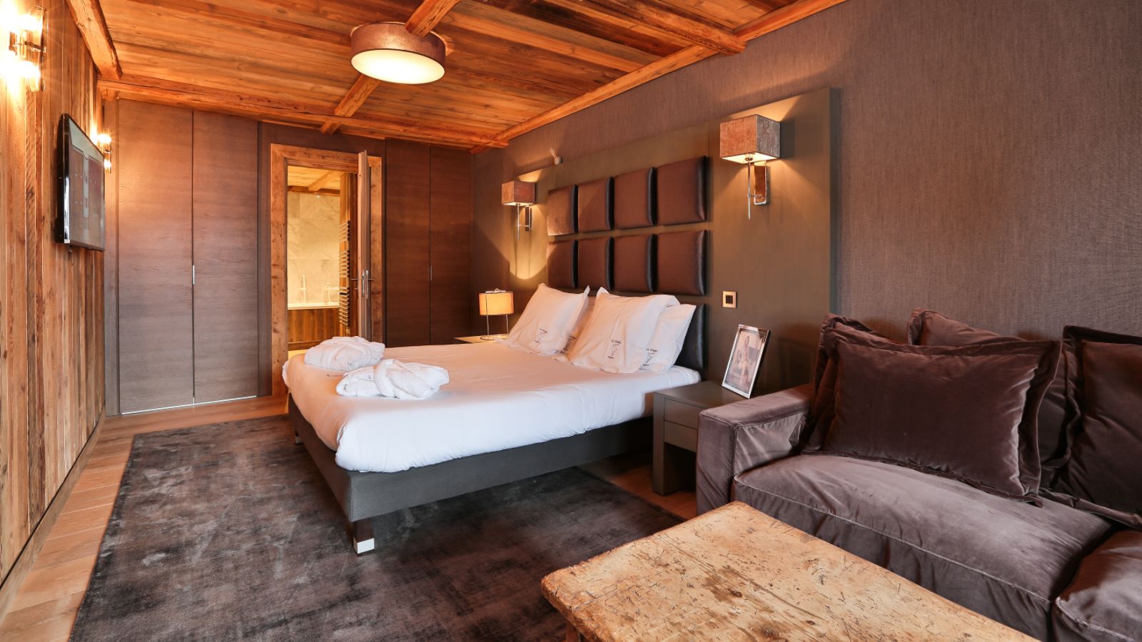 luxury-ski-chalet-megeve-Ariana-oxford-ski-bedroom 12.jpg