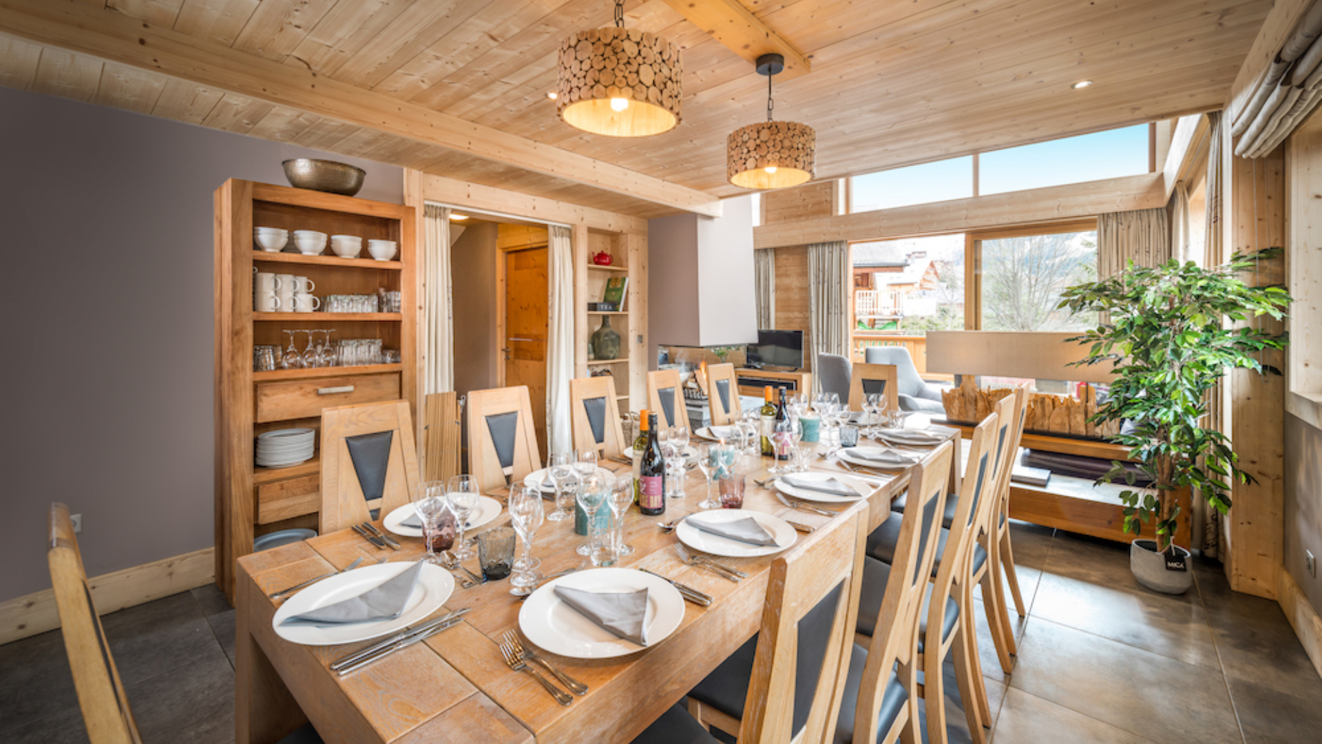 luxury-ski-chalet-meribel-bellacima-lodge-oxford-ski-company-dining-room.jpg