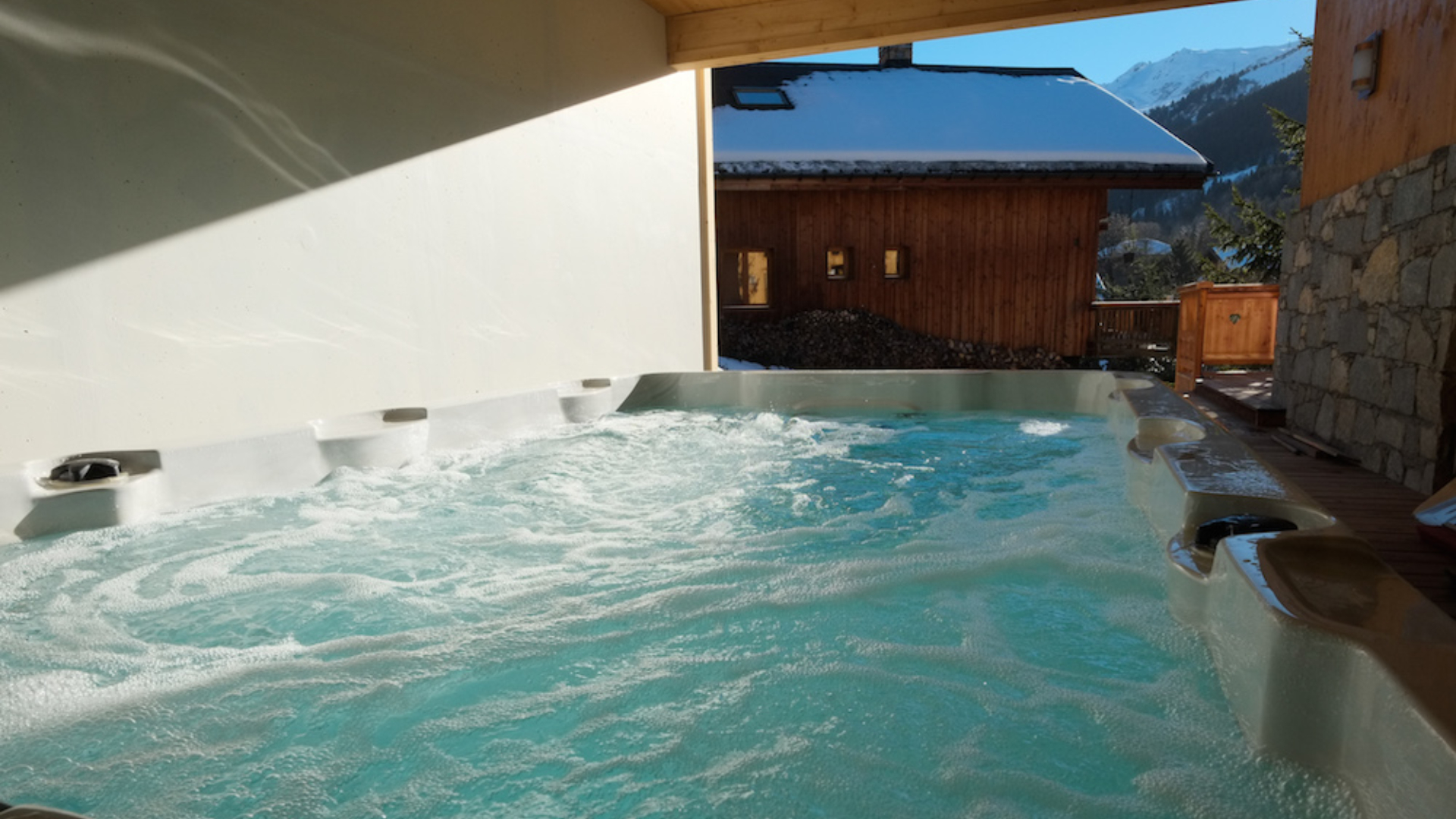 luxury-ski-chalet-meribel-bellacima-lodge-oxford-ski-company-hot-tub.jpg