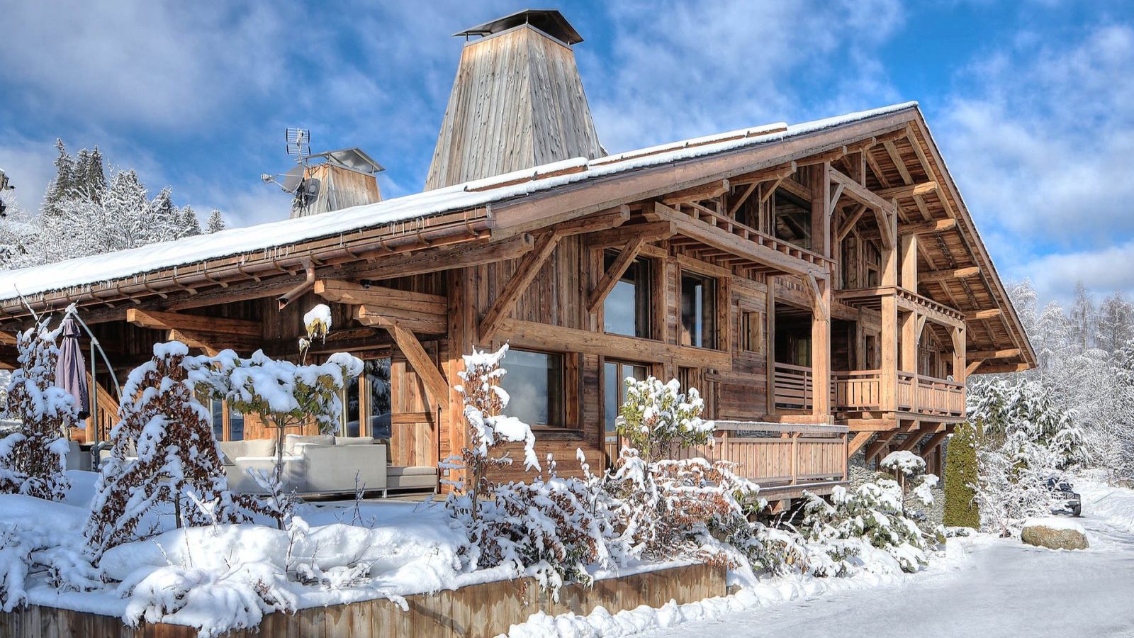 luxury-ski-chalet-megeve-my-world-oxford-ski-exterior (1).jpeg