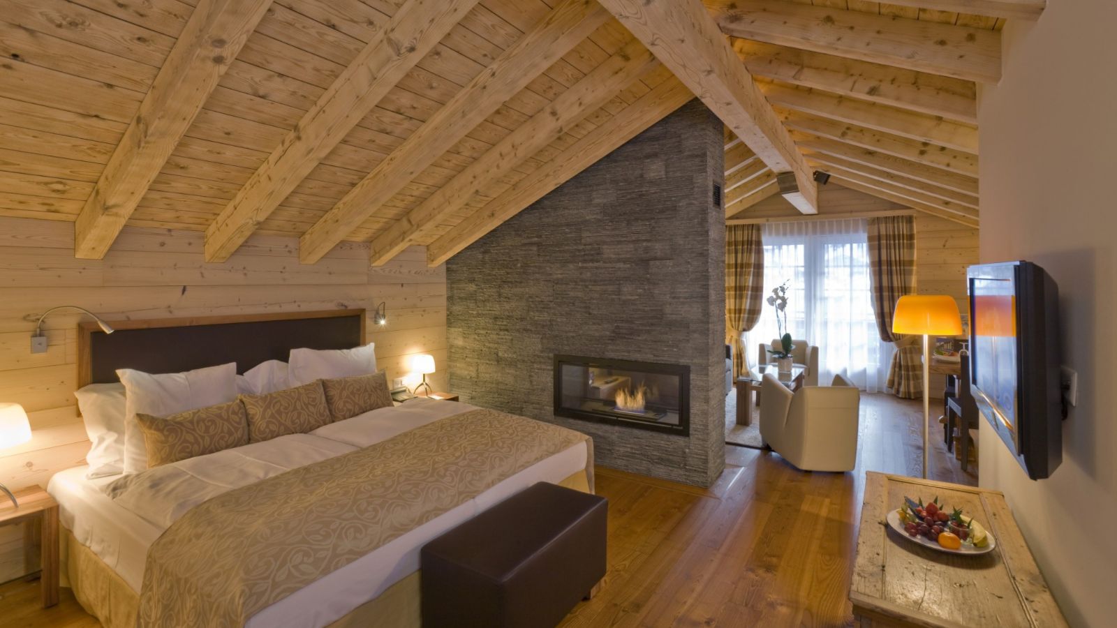 Luxury-Ski-Hotel-Zermatt -Zermatterhof-suite-bett.jpg