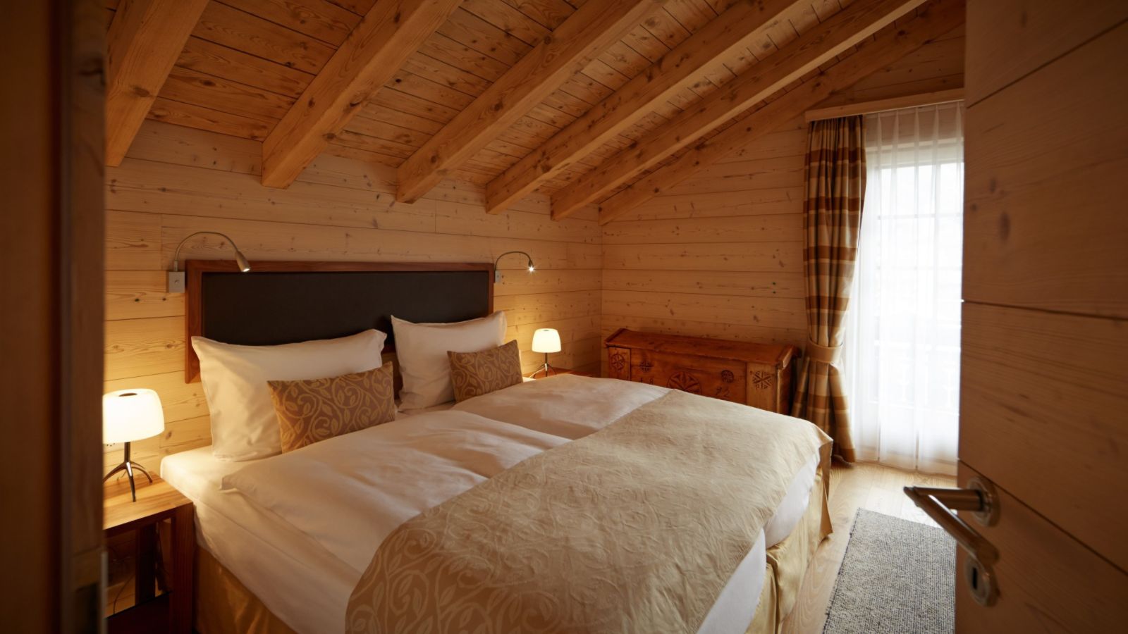 Luxury-Ski-Hotel-Zermatt -Zermatterhof-suite-bedroom.jpg