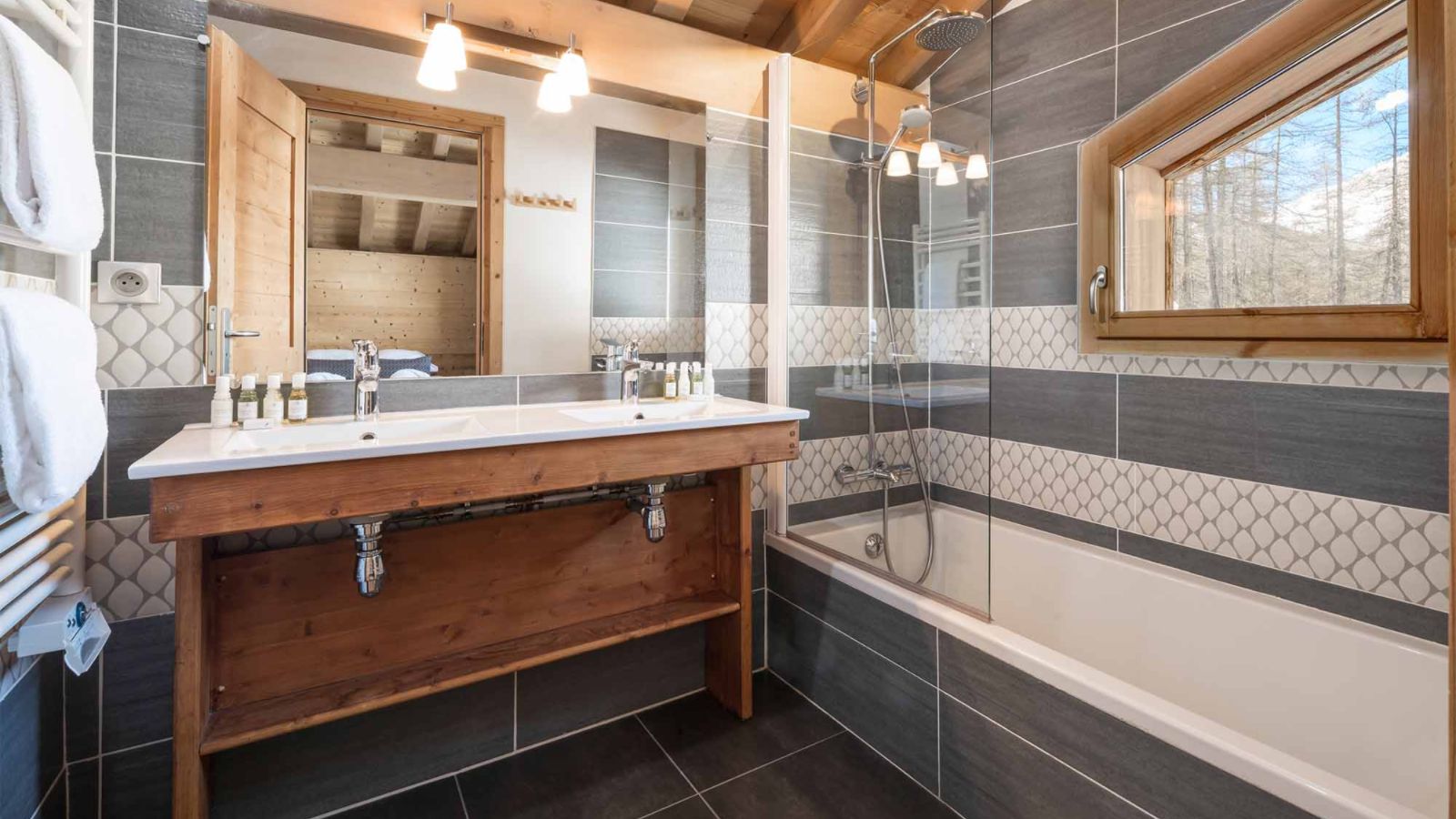 luxury-ski-chalet-vald'isere-acajuma-oxford-ski-bathroom (2).jpg