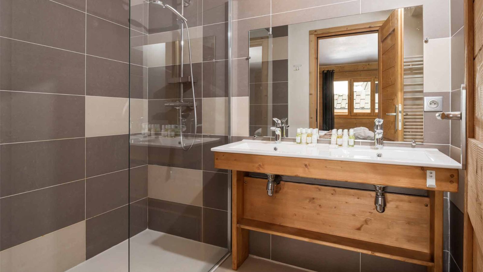 luxury-ski-chalet-vald'isere-acajuma-oxford-ski-bathroom (3).jpg