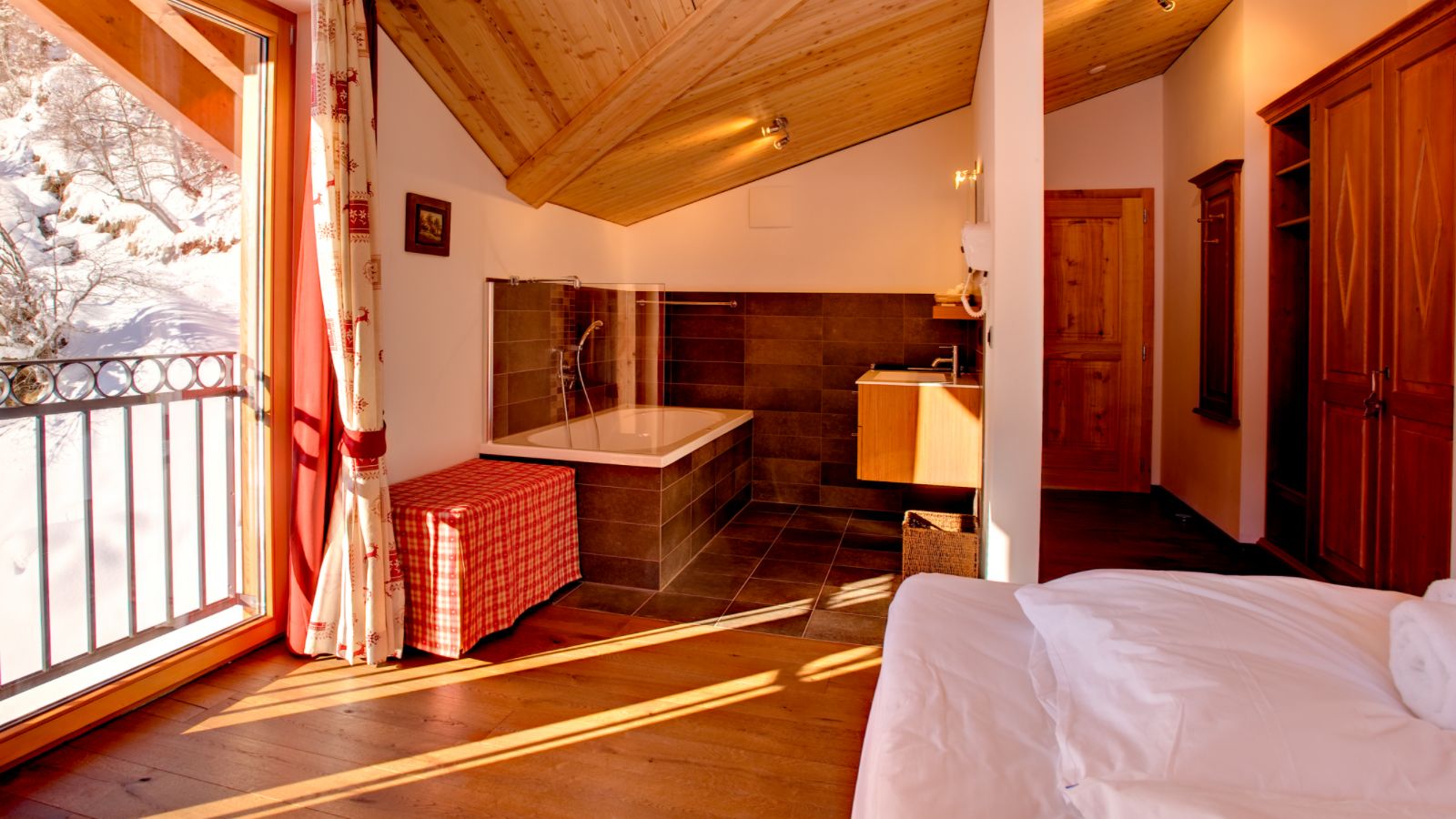 luxury-ski-chalet-zermatt-gemini-oxford-ski-bedroom (3).jpg