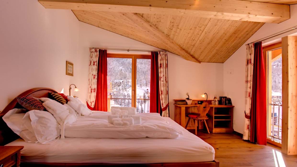 luxury-ski-chalet-zermatt-gemini-oxford-ski-bedroom (4).jpg