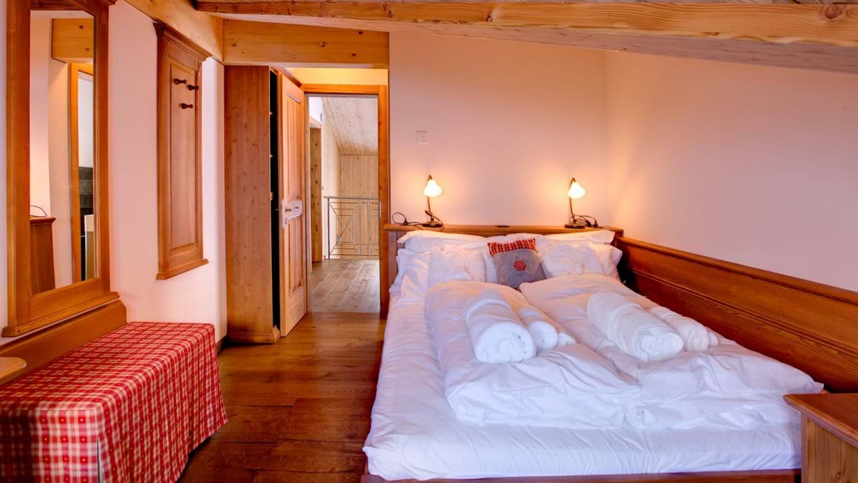 luxury-ski-chalet-zermatt-gemini-oxford-ski-bedroom (5).jpg