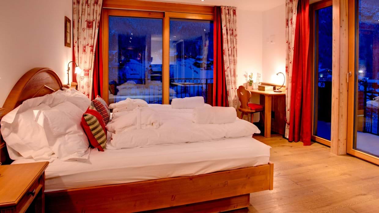 luxury-ski-chalet-zermatt-gemini-oxford-ski-bedroom2.jpg