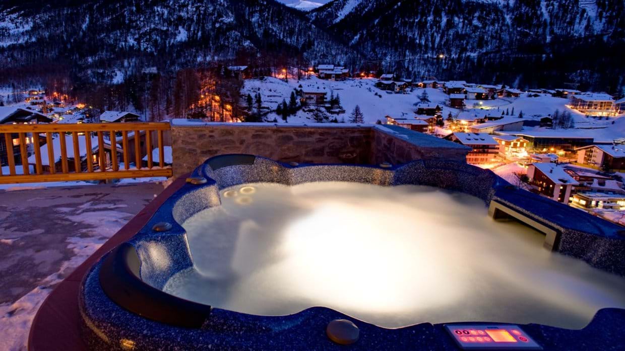 luxury-ski-chalet-zermatt-gemini-oxford-ski-hot-tub.jpg