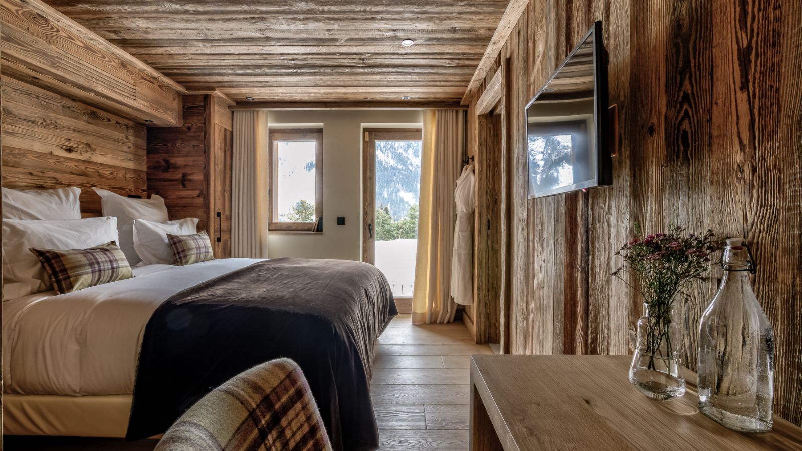 luxury-ski-chalet-chamonix-saphir-oxford-ski-bedroom (1).jpg