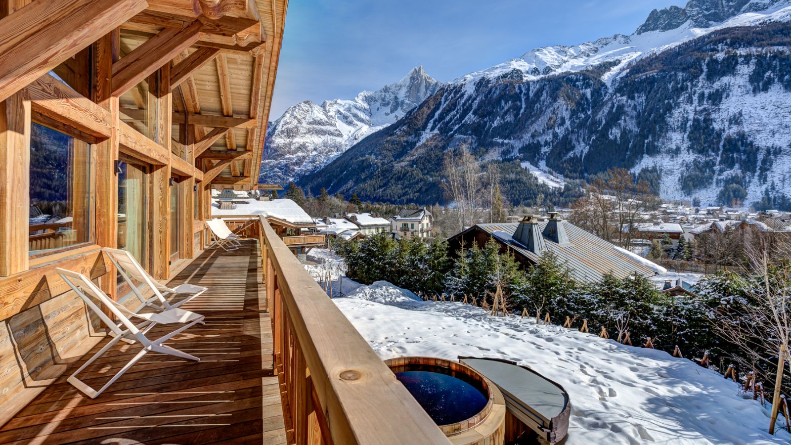 luxury-ski-chalet-chamonix-saphir-oxford-ski-balcony.jpg