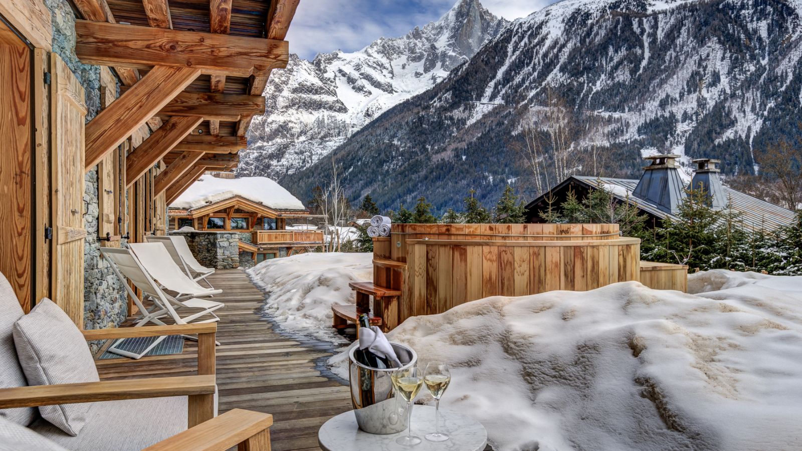 luxury-ski-chalet-chamonix-saphir-oxford-ski-hot-tub.jpg