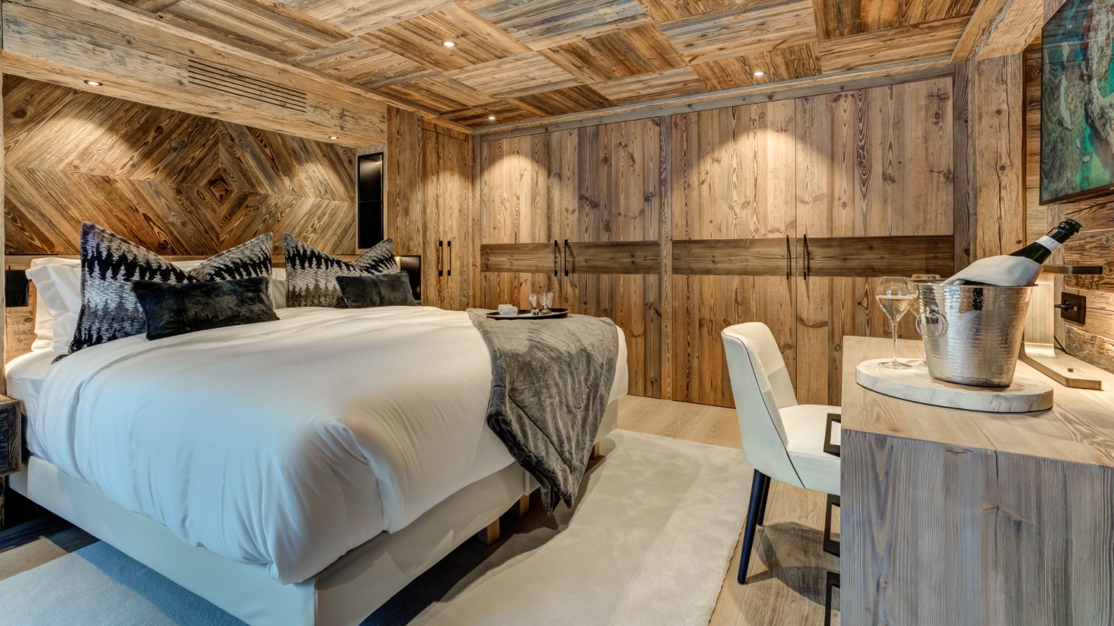 luxury-ski-chalet-chamonix-azurite-oxford-ski-bedroom (.jpg