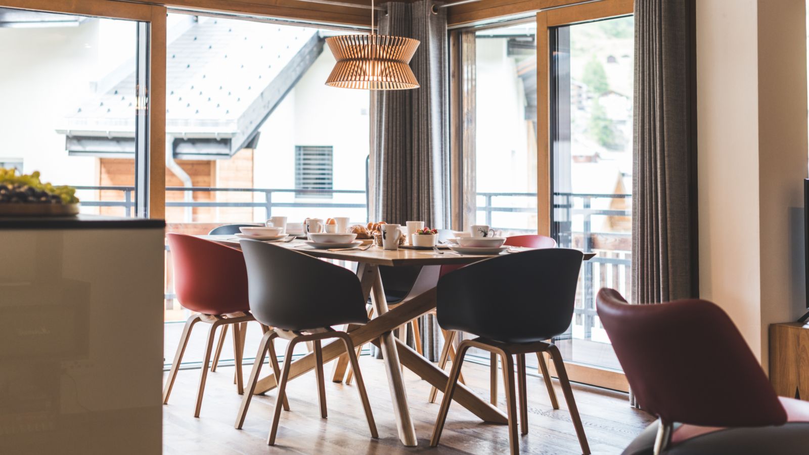 luxury-ski-chalet-zermatt-ti-oxford-ski-dining (2).jpg